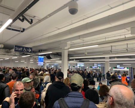 Хиляди се прибират за празниците, огромни опашки на летищата в Европа