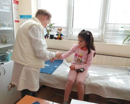 Край на хартиените досиета! Всеки ученик в Пловдив ще има своя дигитална здравната карта