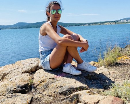 Момичето, което няма да ви отговори, ако ѝ пишете. Няма да ви приеме за приятел!