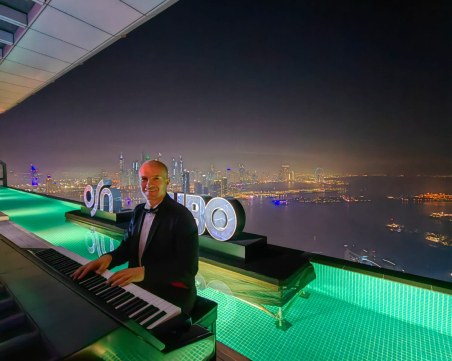 Под светлините на 1000 свещи в Пловдив: Боби Вълчев на същия роял от концерта на Лайнъл Ричи