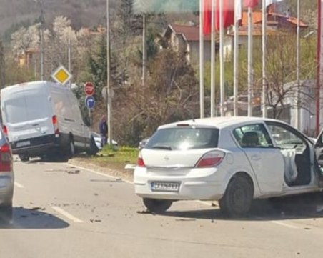 Тежък инцидент в София, бус и кола се удариха