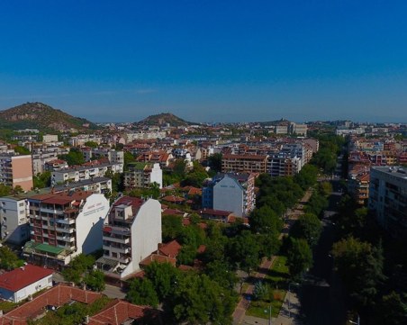 Жълт код за силен вятър в Пловдив, но с температури до 26 градуса