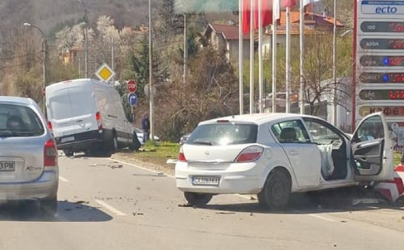 Тежък инцидент в София, бус и кола се удариха