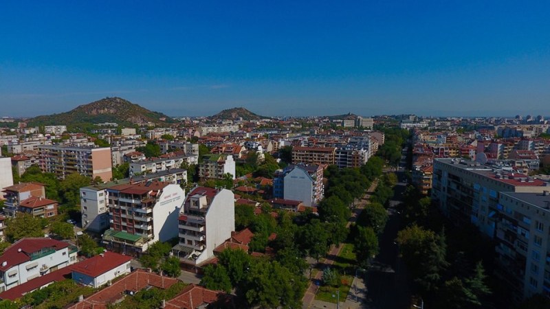 Жълт код за силен вятър в Пловдив, но с температури до 26 градуса