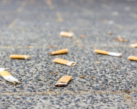 МнВР предупреди българите: До 5000 евро глоба за изхвърлен фас в Гърция