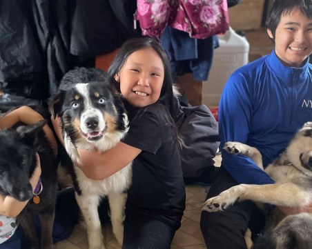 На 241 километра от дома: Семейство от Аляска намери изчезналото си куче