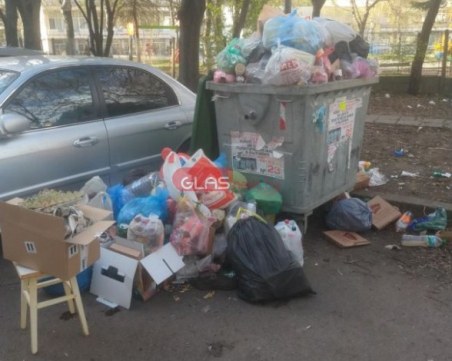 Не събират боклука от контейнерите в голям софийски квартал