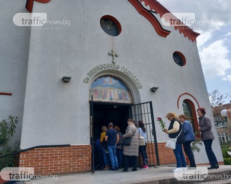 Пловдивчани се наредиха пред храмовете на Разпети петък