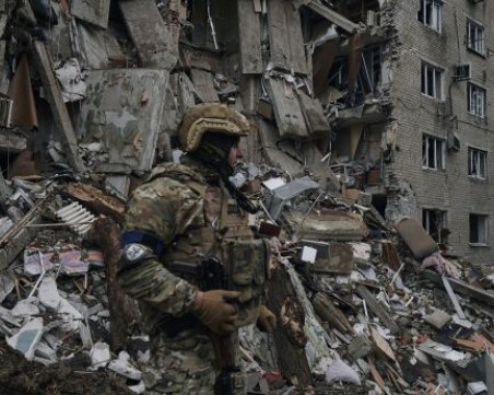 Украинските сили се изтеглят след руско настъпление в Бахмут