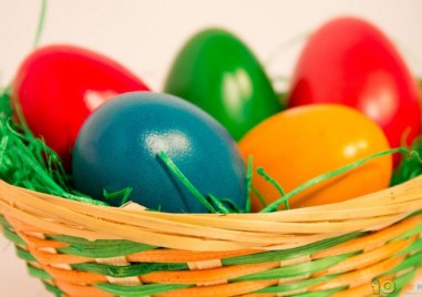 Боядисаните яйца са един от символите на Великден олицетворяващ прераждането