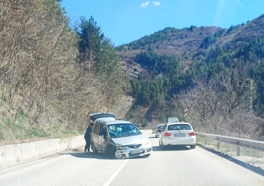 Катастрофа с пловдивски автомобил е станала на пътя Пловдив