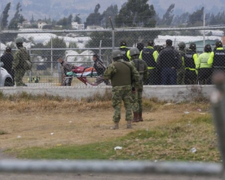 12 души са убити при сблъсък между банди в еквадорски затвор