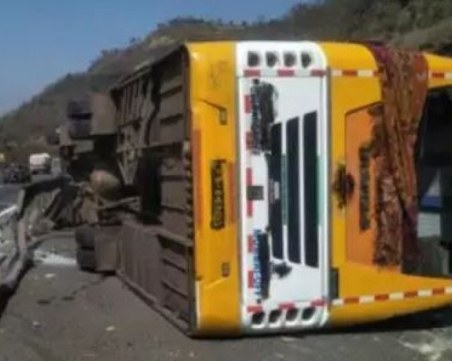 12 души загинаха при катастрофа с автобус в Индия