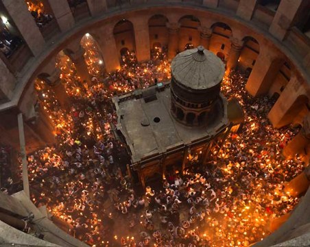 Благодатният огън пътува към България