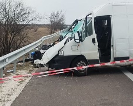 Кола с мигранти катастрофира в друг автомобил в Гърция, шест души загинаха