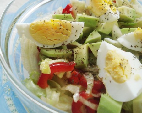 Свежа салата с яйца и авокадо за великденската трапеза