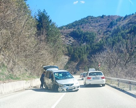 Удар на пътя Пловдив - Смолян: Кола с пловдивска регистрация е със сериозно щети
