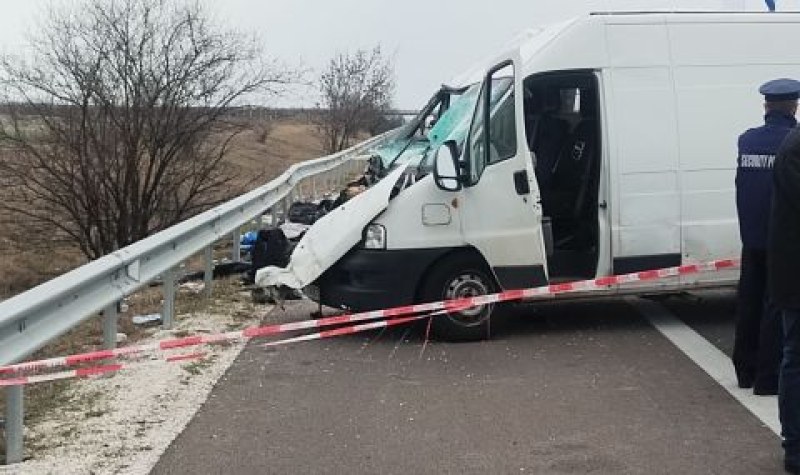 Кола с мигранти катастрофира в друг автомобил в Гърция, шест души загинаха
