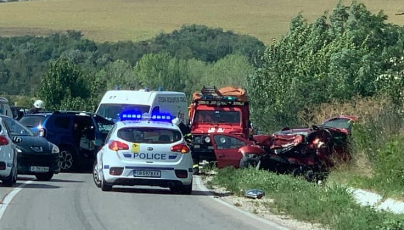 Тежка катастрофа между две коли взе жертва на пътя Русе