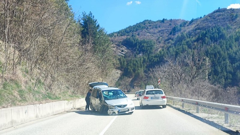 Удар на пътя Пловдив - Смолян: Кола с пловдивска регистрация е със сериозно щети