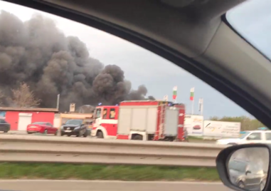 Пожар в офисна сграда и складово помещение в Благоевград Сигналът