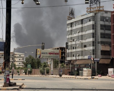 Двама генерали в битка за властта - защо избухнаха размирици в Судан?