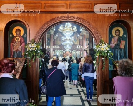 Хиляди вярващи изпълниха църквите в страната, празнуват празника на празниците