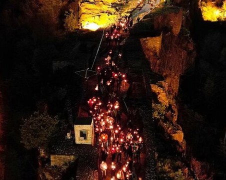 Над три хиляди вярващи посрещнаха Възкресение и Благодатния огън на Царевец