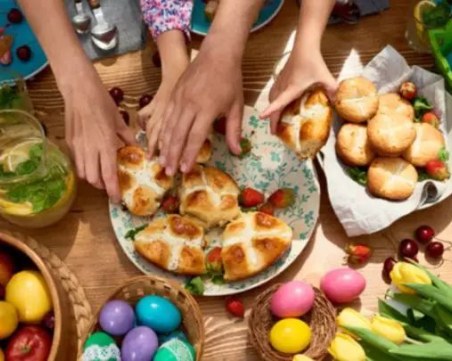 По-малко алкохол, повече вода: 5 прости правила как да не преяждаме на Великден