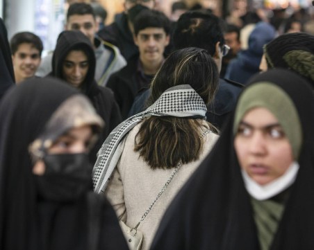 Полицията в Иран започва репресии срещу жените без забрадки