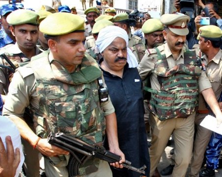 Простреляха смъртоносно бивш индийски законодател и брат му по време на атака, заснета на живо