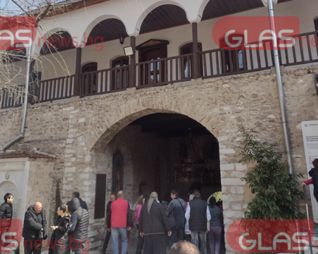 Стотици посрещнаха Възкресението в Бачковския манастир