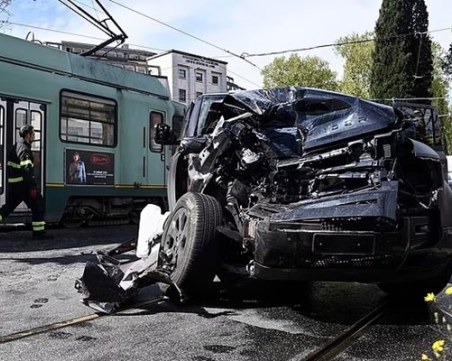 Трамвай мина на червено, помете джипа на Чиро Имобиле