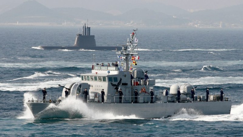 Южна Корея е изстреляла предупредителни изстрели срещу севернокорейски патрулиращ кораб,