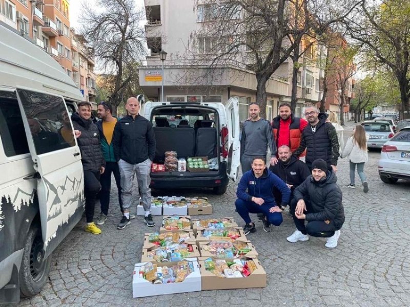 В духа на празника! Група доброволци от Пловдив подариха усмивки на хора в нужда