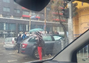 Лек автомобил катастрофира по рано днес в София Колата се е