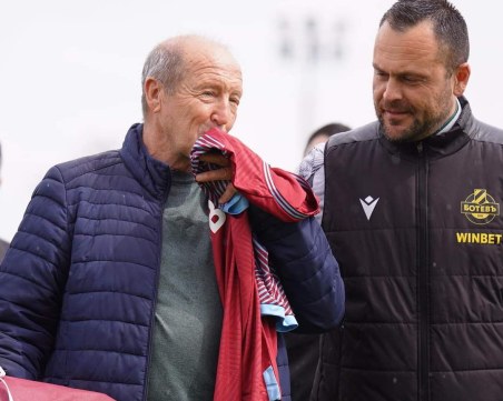 Ботев награди Кирил Пейчев преди мача със Спартак Варна