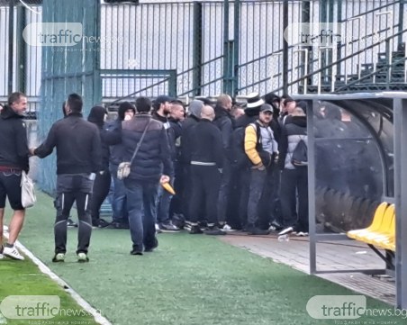 Феновете на Ботев привикаха футболистите след гафа срещу последния