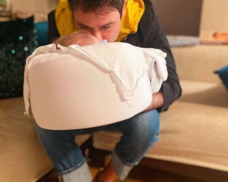 Камелия публикува нова трогателна снимка на съпруга си и бебето