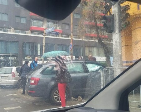 Кола се блъсна в сграда в София