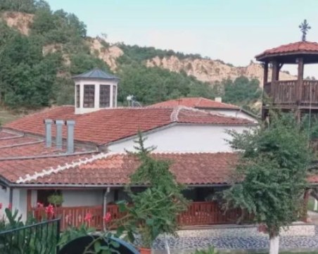 Заличиха стенопис в храма на Преподобна Стойна