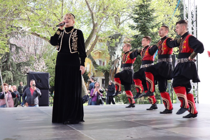 Николина Чакърдъкова сътвори незабравим празник на площада пред Община Пловдив