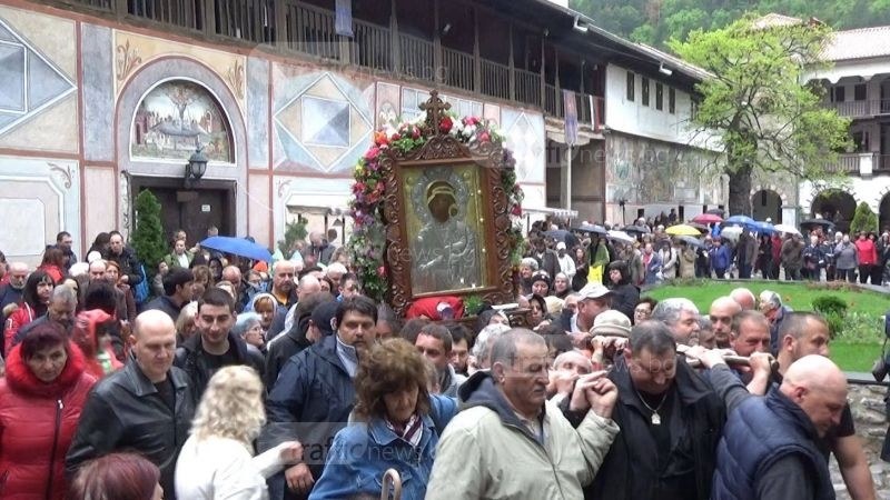 Стотици се молят на чудотворната икона на Божията майка в Бачковския манастир