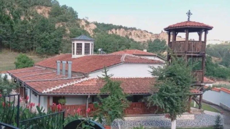 Заличиха стенопис в храма на Преподобна Стойна