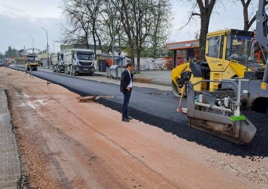 Заради дъждовното време асфалтирането на Брезовско шосе в участъка от