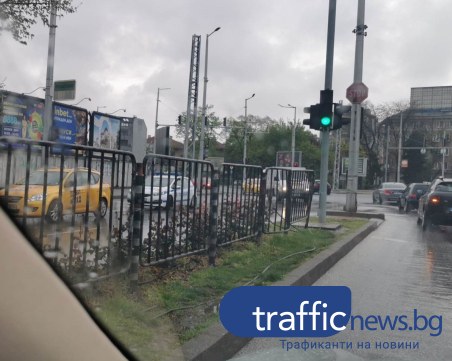 На зелен светофар: Такси блъсна пешеходец на Сточна гара