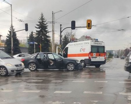 Тежка катастрофа в София, линейка е на мястото на инцидента