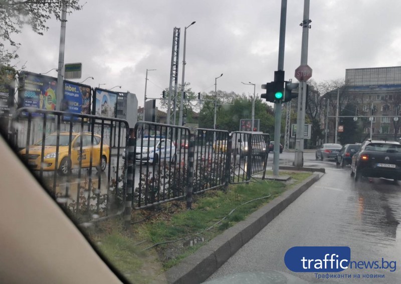 На зелен светофар: Такси блъсна пешеходец на Сточна гара