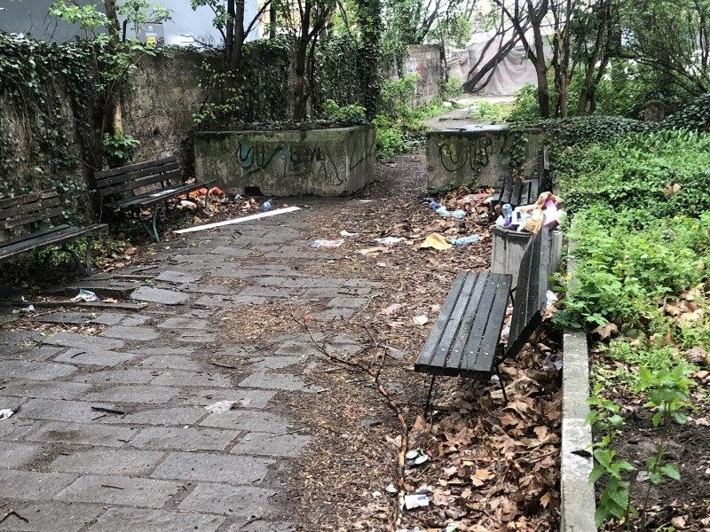 Пловдивчани се оплакаха от мръсна градинка пред блока си, чистенето ставало частично