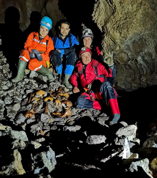 Пловдивски спелеолози влязоха в пещера Человещница край село Забърдо през